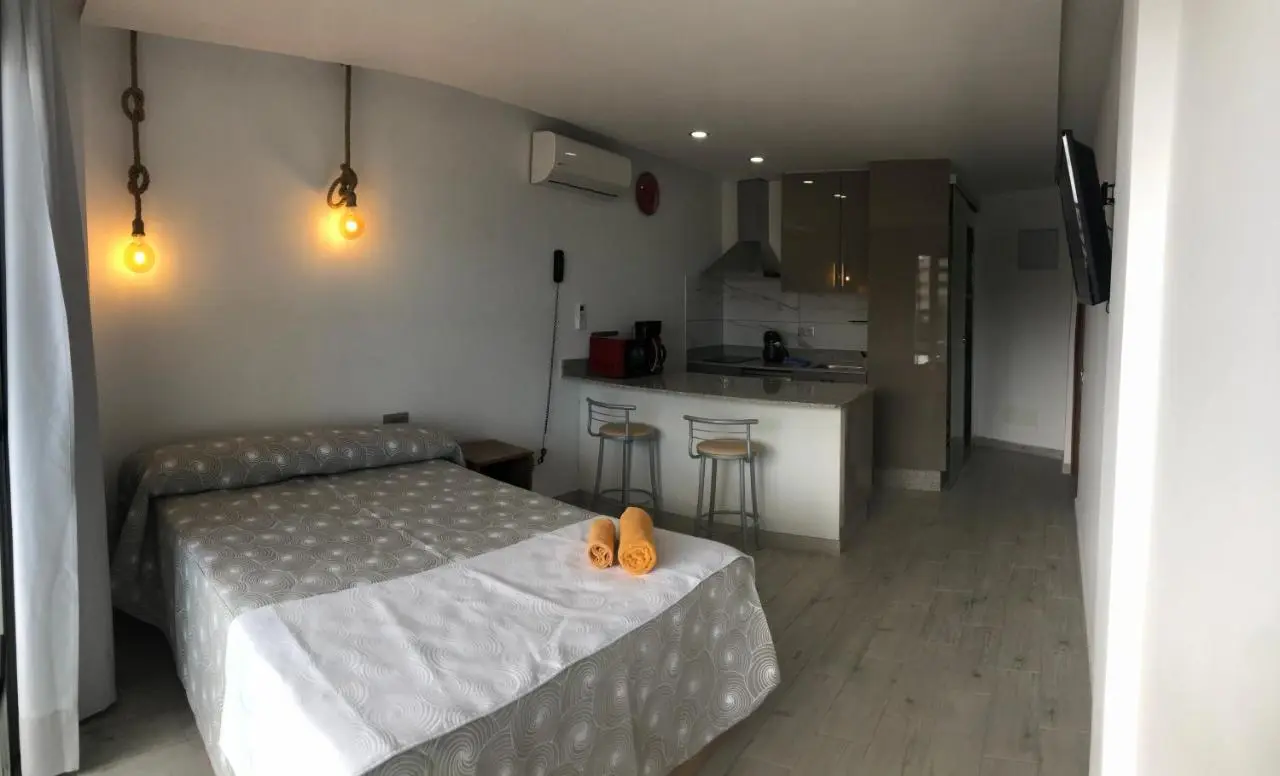 Estudio con vistas a la piscina